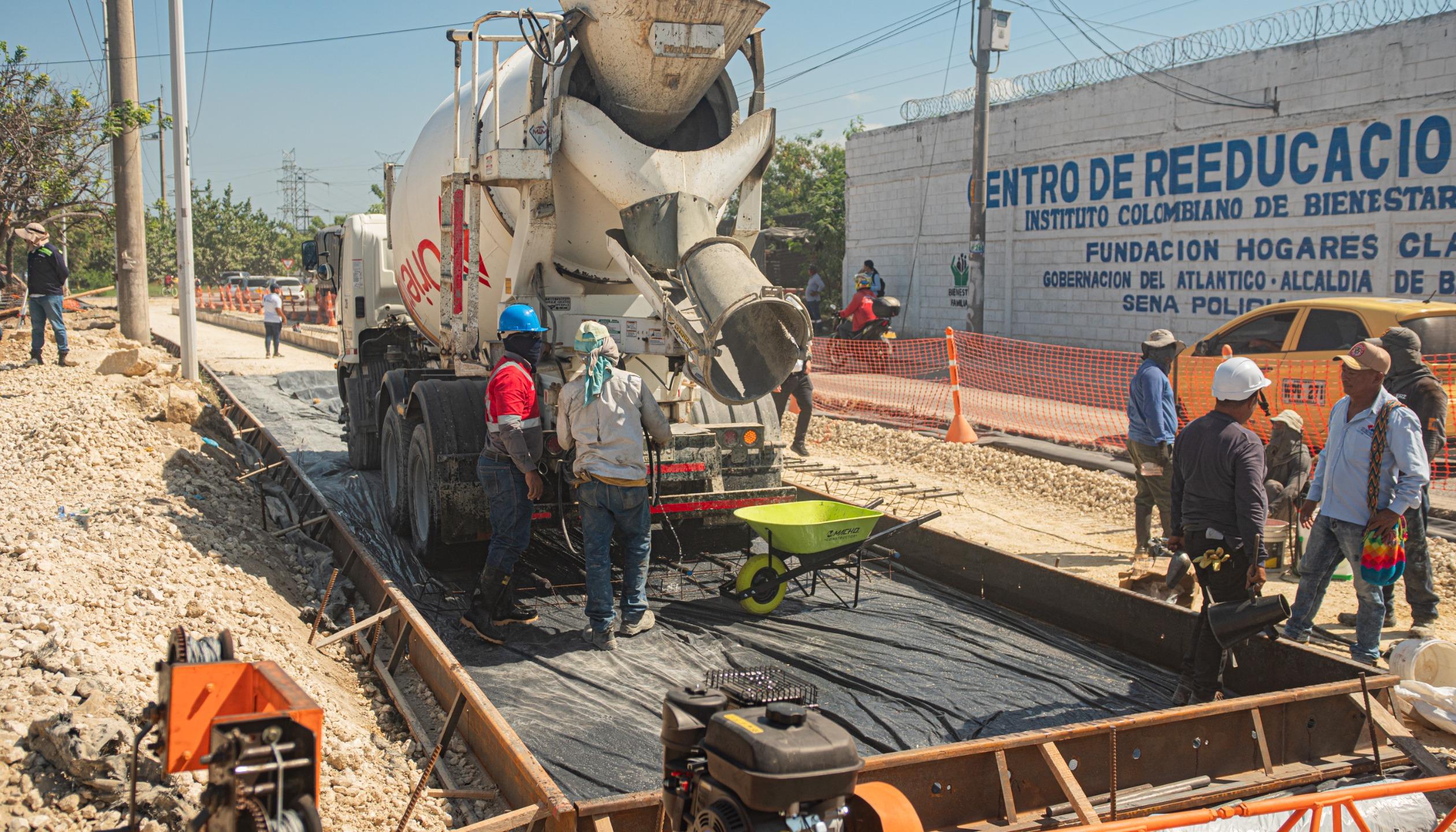 Fundición de pavimento en concreto rígido en la vía Circunvalar.