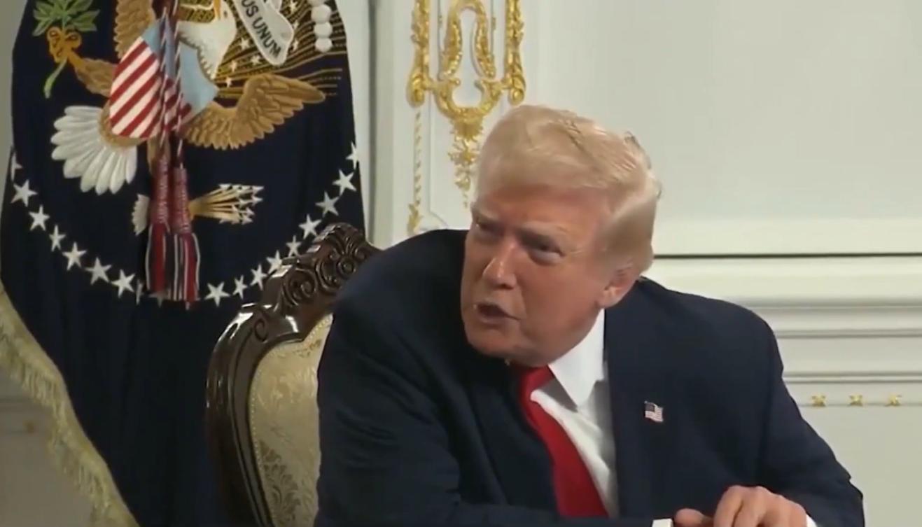 Momento en que Trump ataca a la reportera.