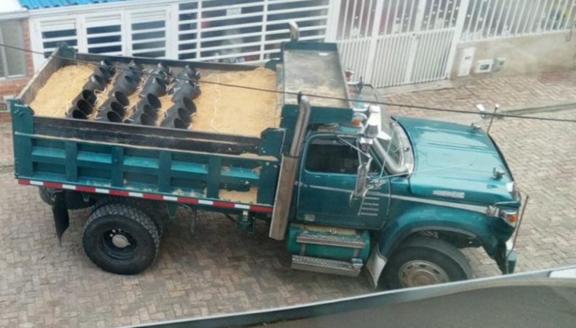 La volqueta cargada con explosivos.