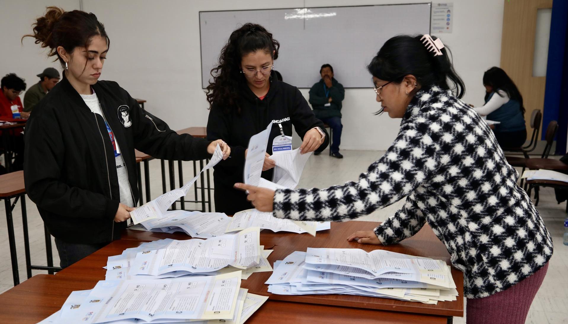 Conteo de votos del referéndum en Ecuador.
