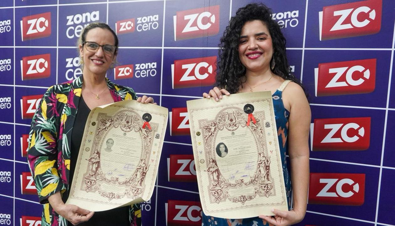 La pianista Yamira Rodríguez y la soprano Zeidy Bornacelli, con los pergaminos de reconocimiento que les dieron en México..