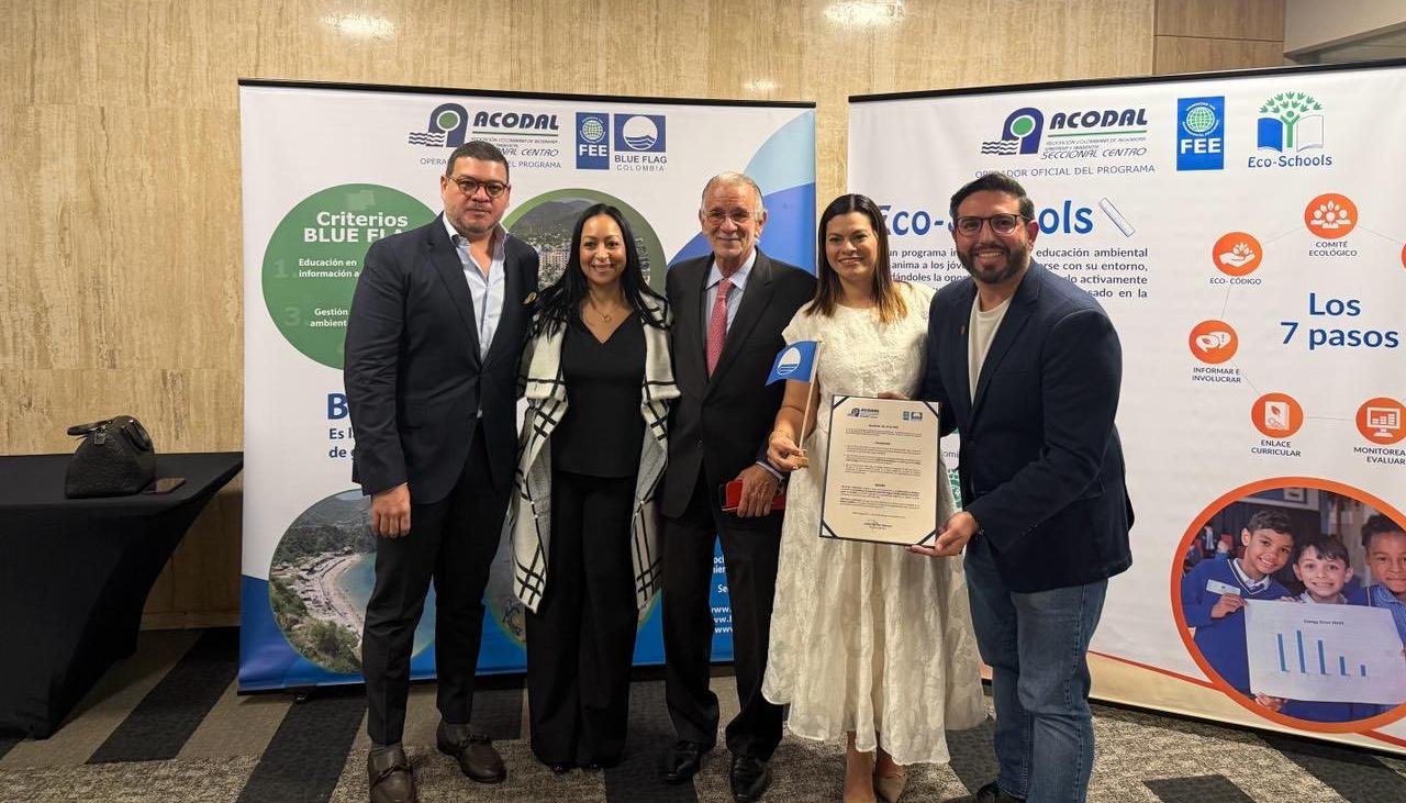 Gobernador Eduardo Verano y sus funcionarios mientras reciben la distinción internacional. 