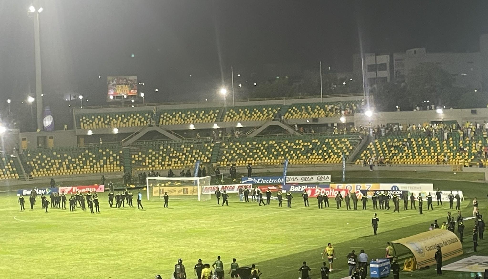 Vista del sector del estadio Jaime Morón donde se originaron los desmanes.