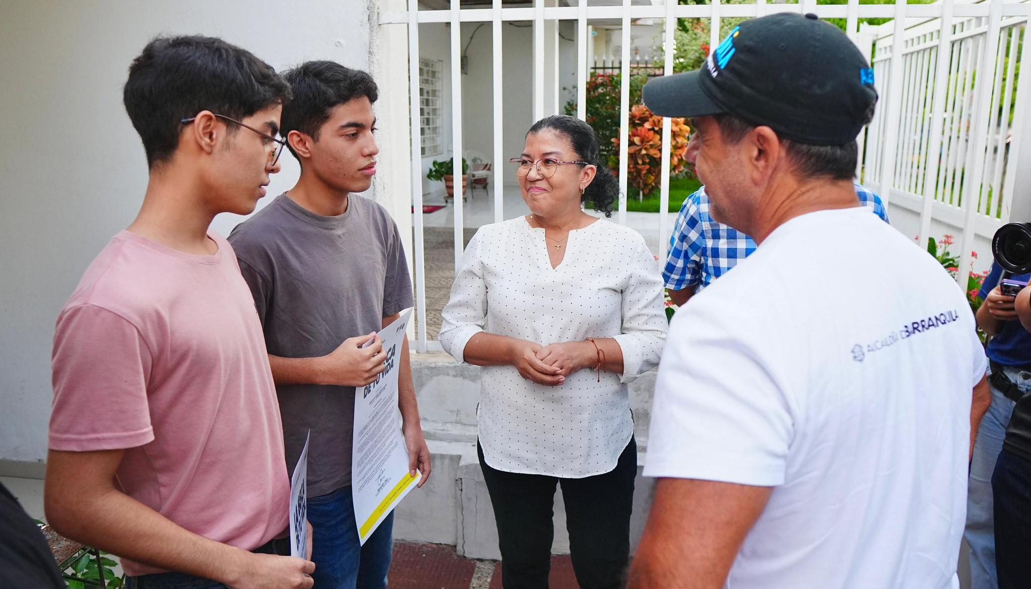 Alcalde Char entrega beca a los jóvenes.