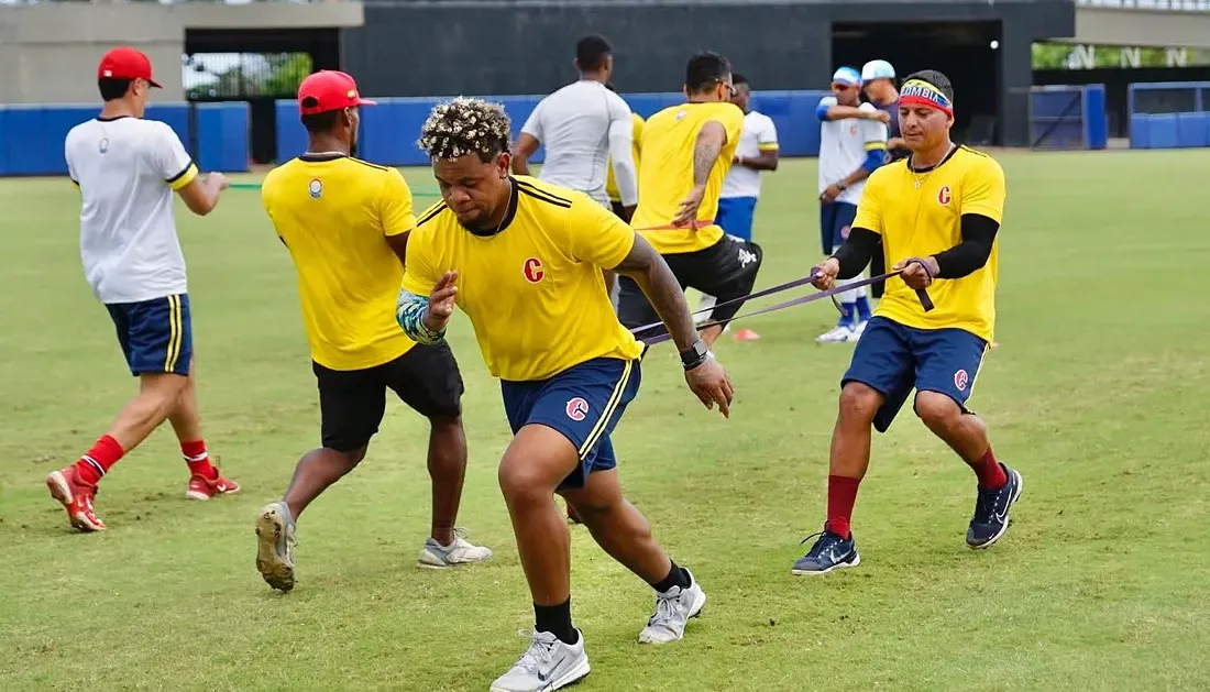 La Selección Colombia de béisbol durante un entrenamiento en el estadio Édgar Rentería.