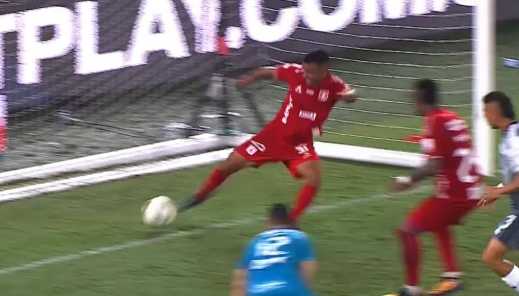 Omar Bertel, defensa del América, en el despeje de la pelota que traspasó la línea de gol. 