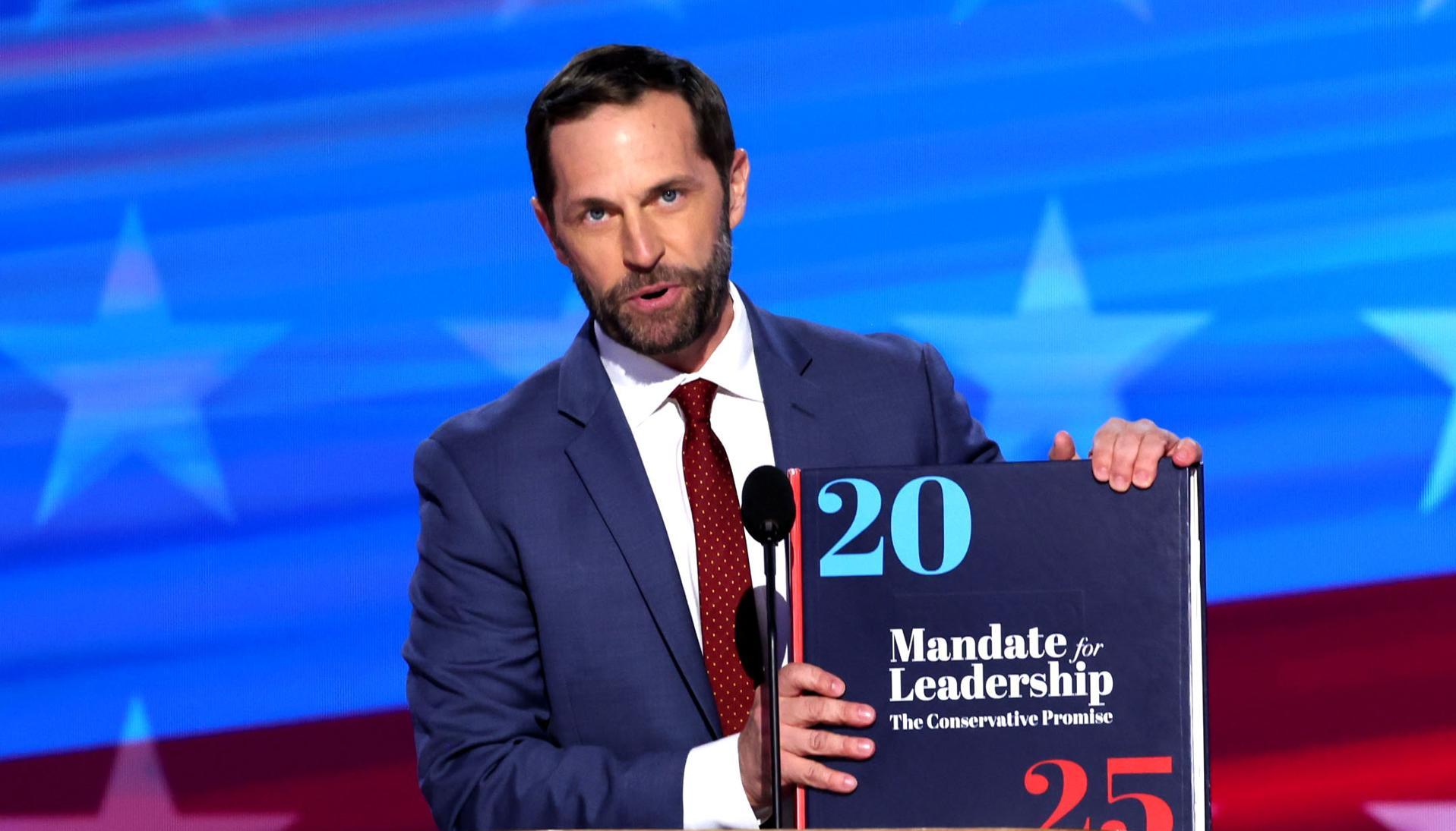 El congresista Jason Crow, uno de los investigados.