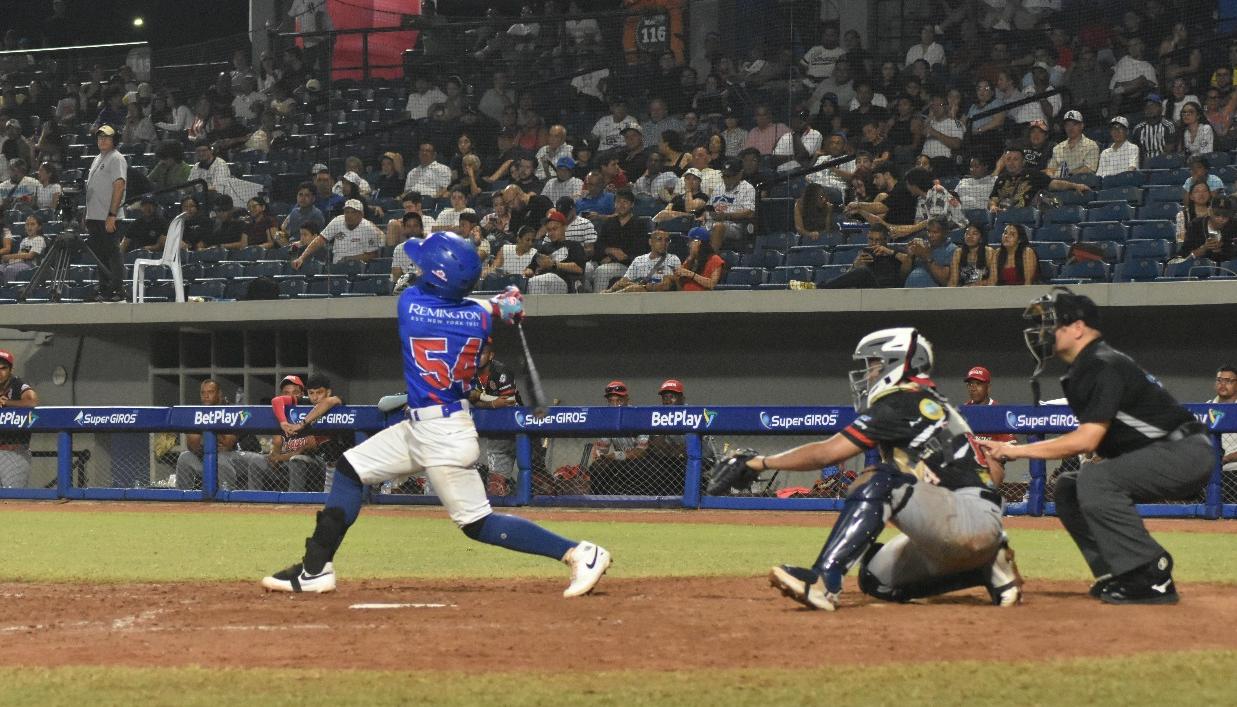 Diego Contreras, de Caimanes, conectó dos imparables en cinco turnos. 