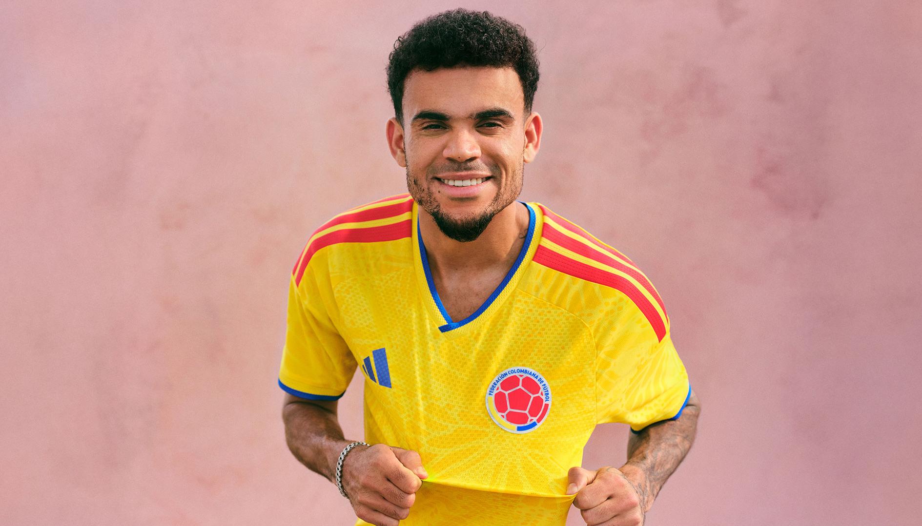 Luis Díaz luce la nueva camiseta de la Selección Colombia. 