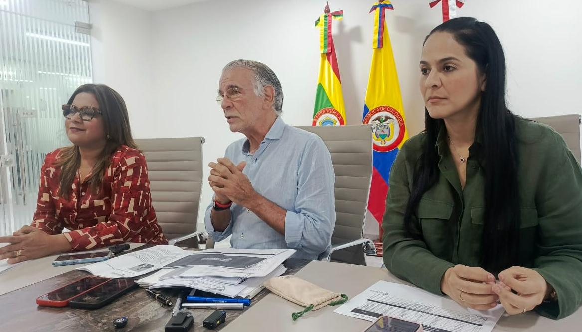 Maribel Castro, secretaria de Educación; Gobernador Eduardo Verano; Nini Johana Cantillo, secretaria de Hacienda.