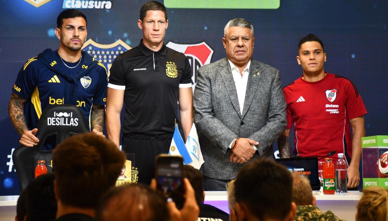 Leando Paredes y Juan Fernando Quintero, acompañados por Claudio Tapia, presidente de la AFA.