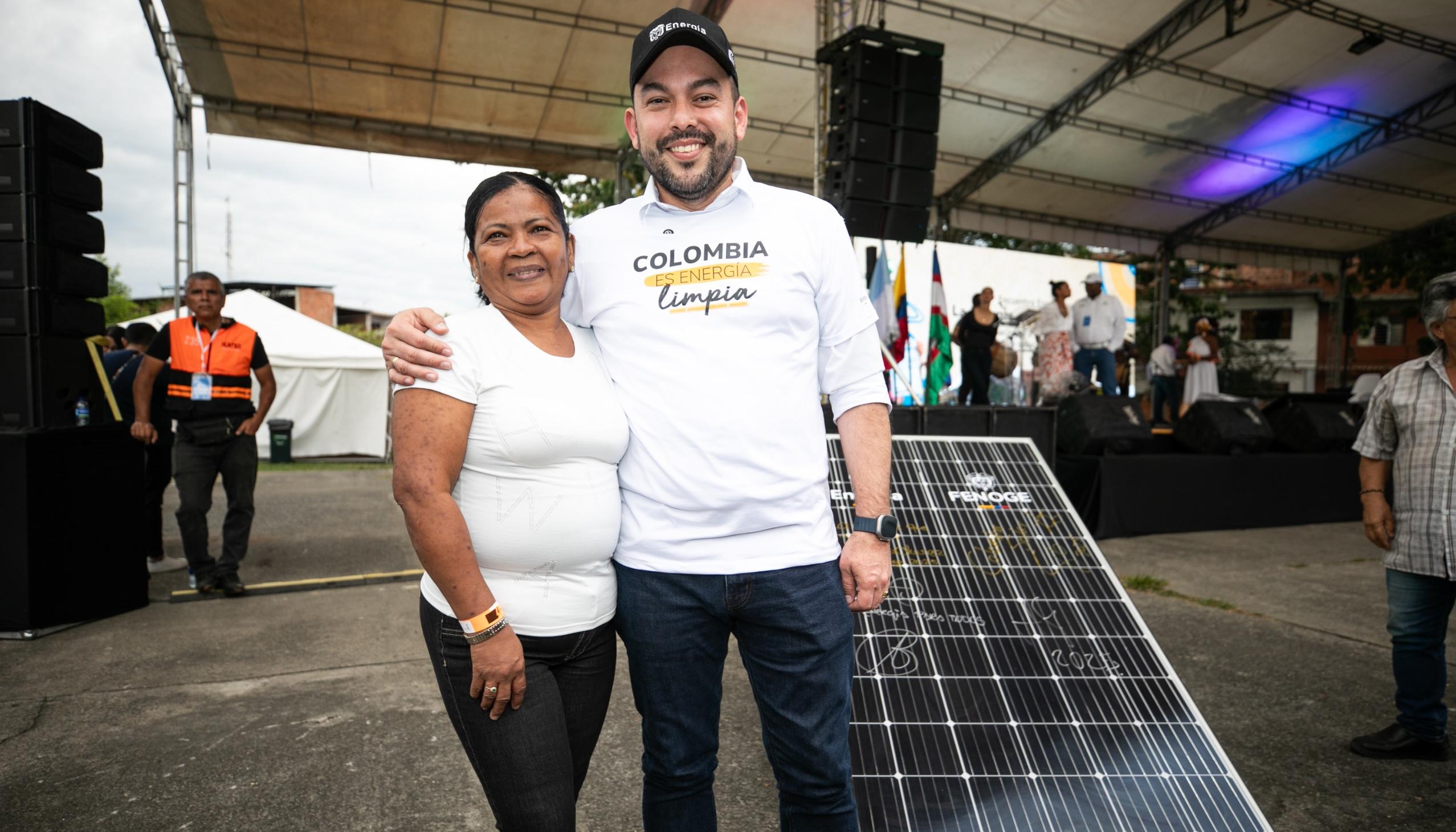 Ministro Edwin Palma con una de las beneficiarias de Colombia Solar.