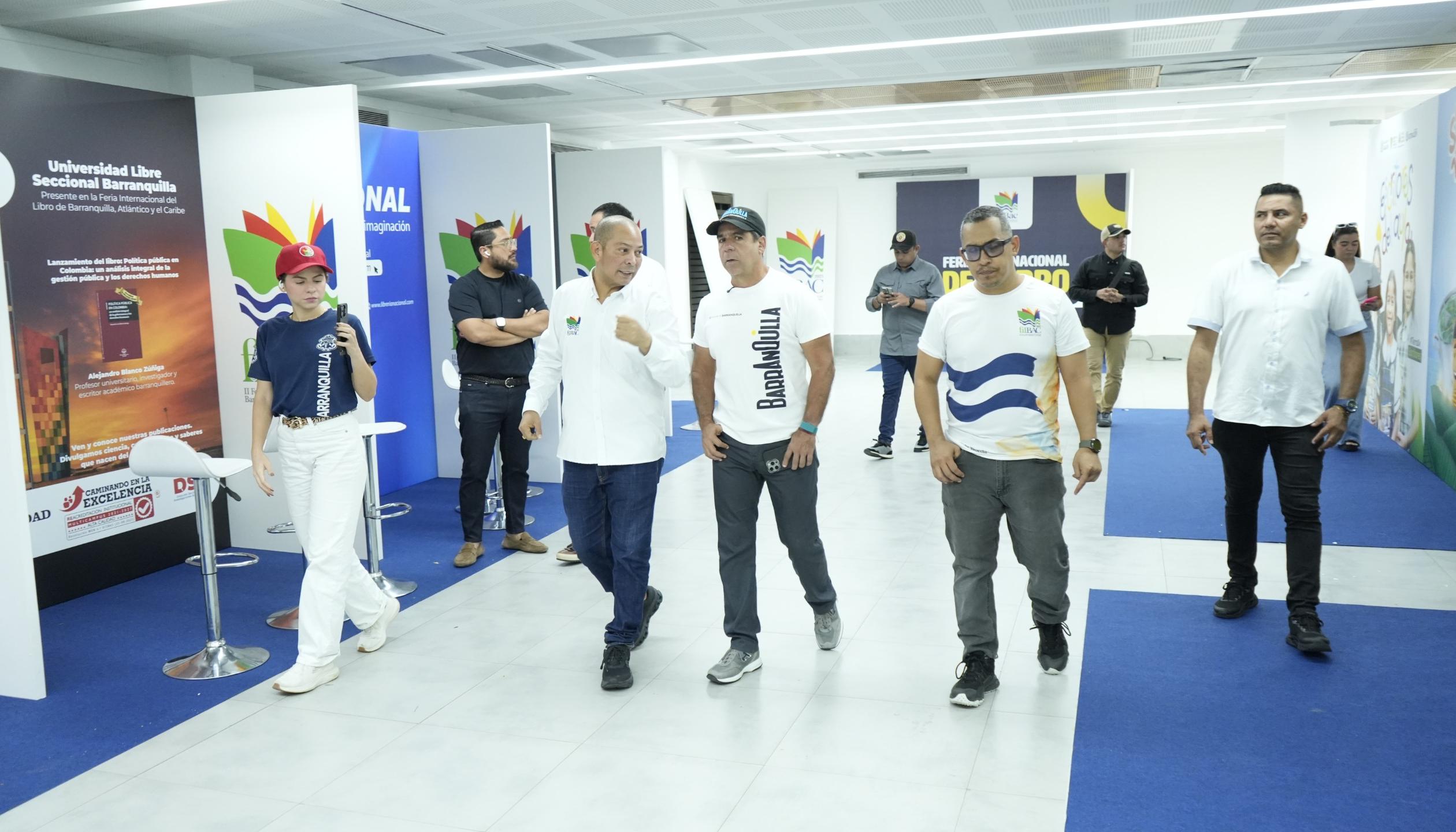 El alcalde Alejandro Char junto al Secretario de Cultura del Distrito, Juan Ospino Acuña, visitando la Galería de la Plaza de la Paz donde están los stand para la feria.