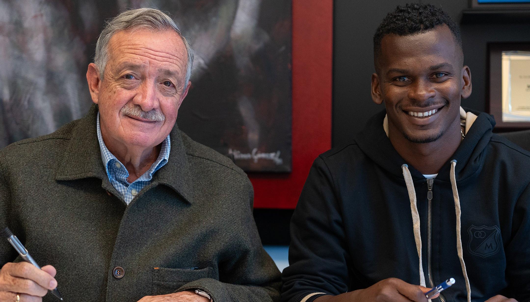 Gustavo Serpa, presidente de Millonarios, en la firma del contrato de Carlos Darwin Quintero. 