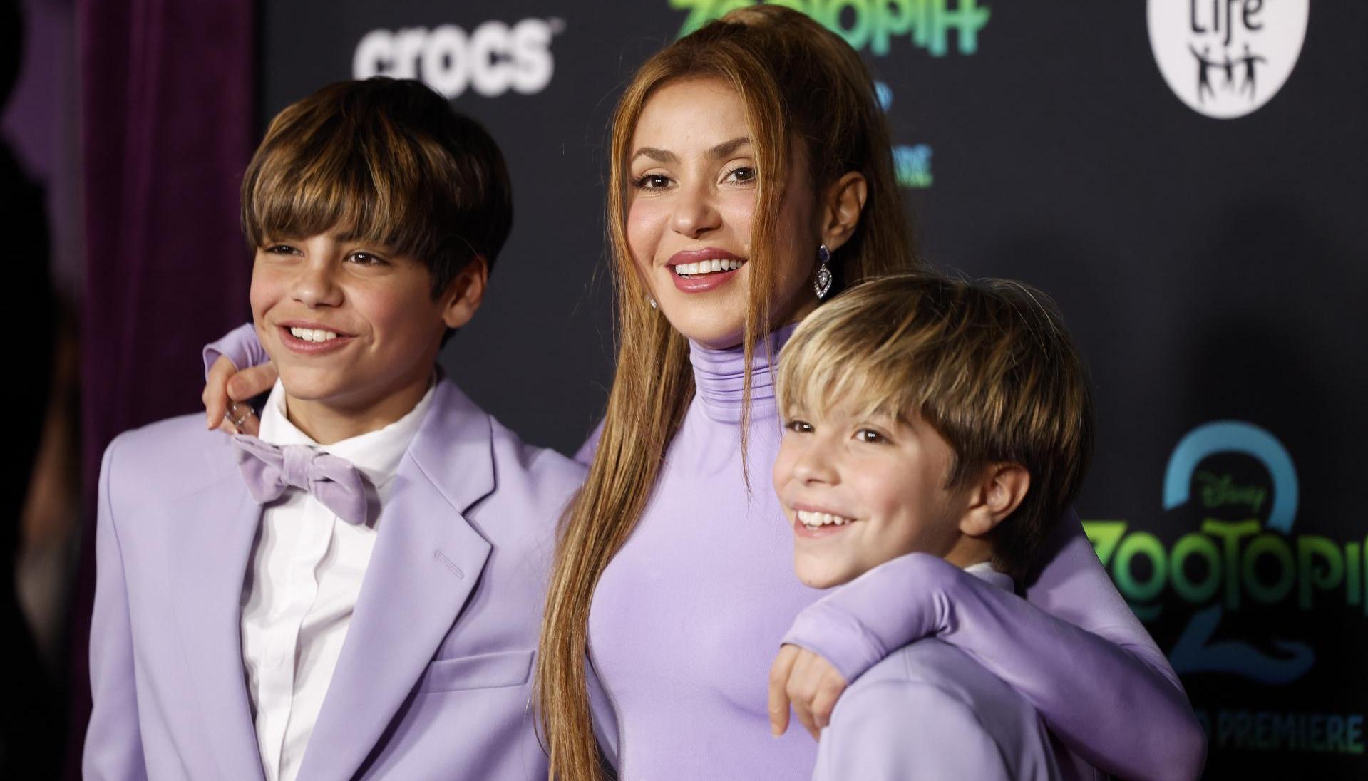 Shakira junto a sus hijos Milan y Sasha en el lanzamiento. 