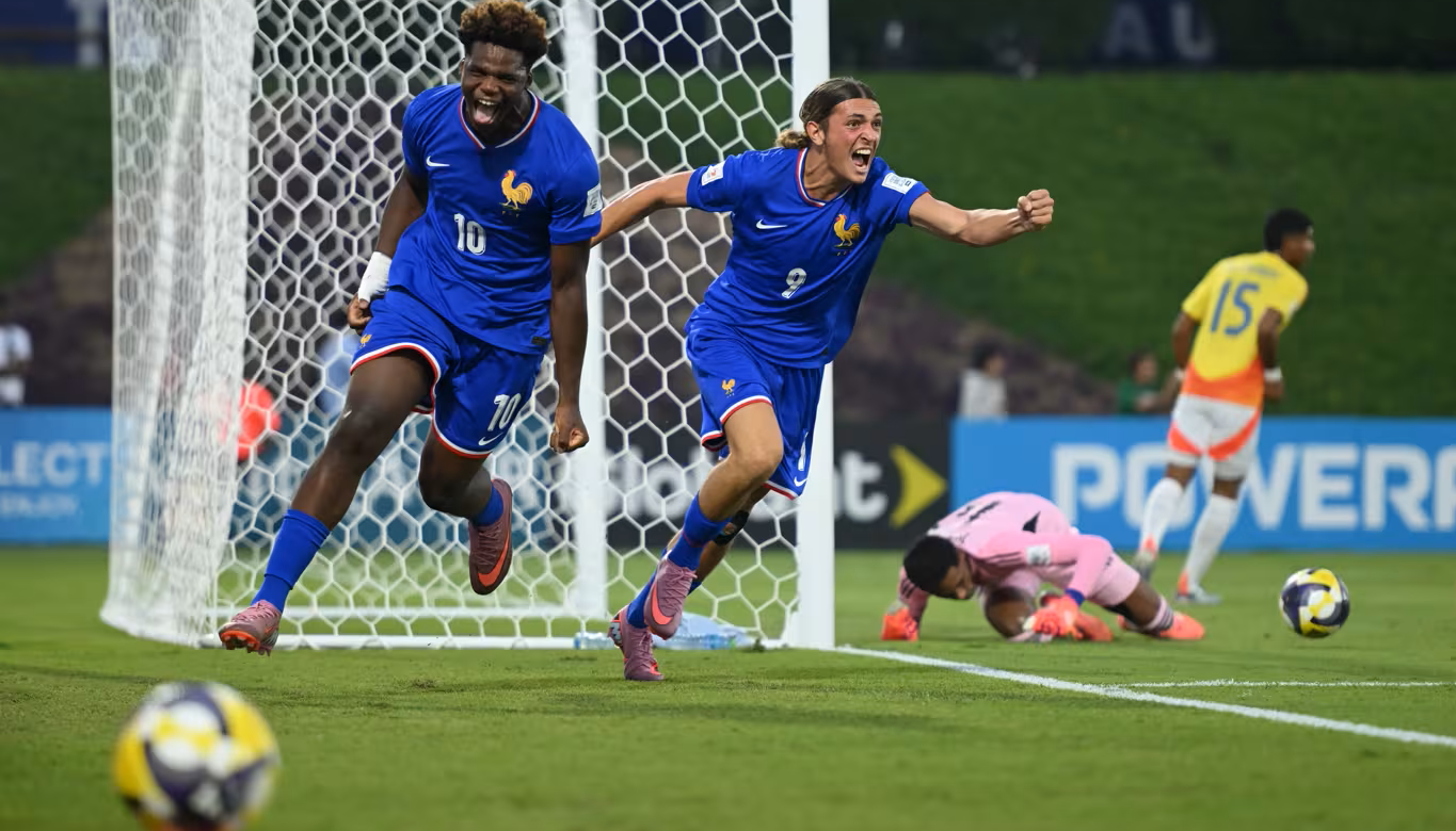 Los franceses Christ Batola (10) y Antoine Valero (9) celebran uno de los goles ante Colombia. 