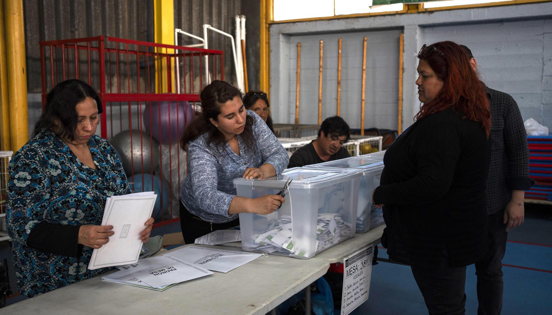 Jurados electorales cierran la urnas este domingo en Valparaíso (Chile).