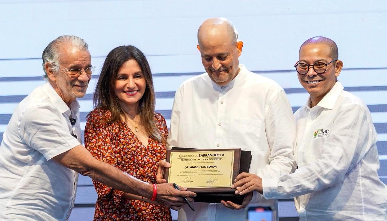 El Gobernador del Atlántico, Eduardo Verano; Katia Nule, primera dama del Distrito; Orlando Fals, sobrino del sociólogo, y el Secretario de  Cultura, Juan Ospino en la entrega de la mención.