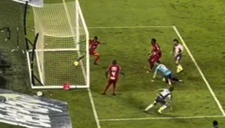 La imagen que muestra que el balón impulsado por Jean Pestaña traspasa la línea de gol.