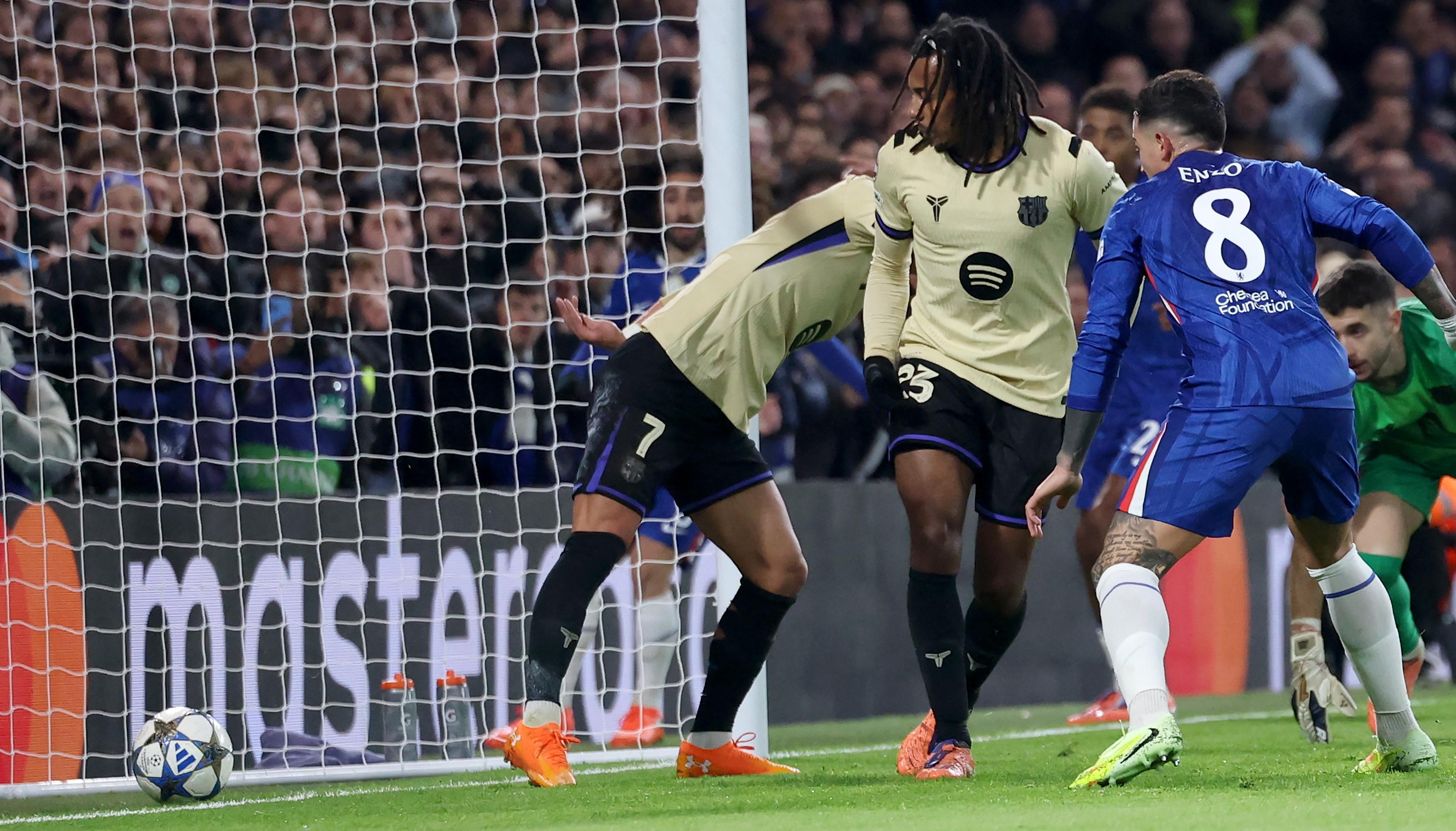 El gol de Koundé en propia puerta que puso en ventaja al Chelsea sobre el Barcelona. 