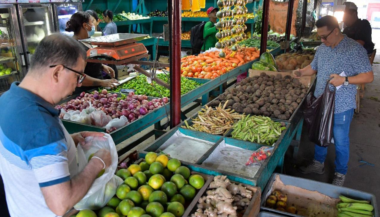 Compradores en Granabastos. 