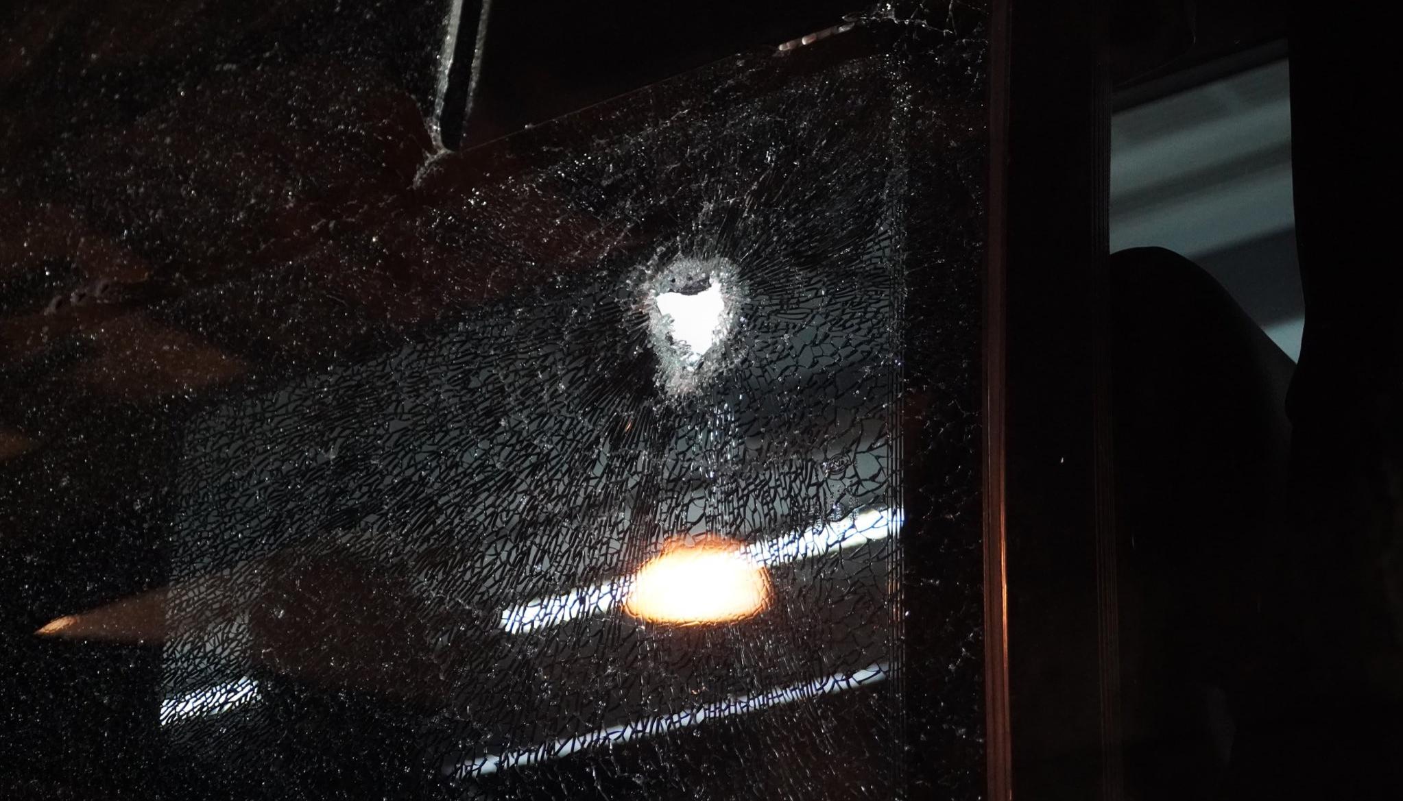Ventana del bus que fue impactada por el objeto lanzado por hinchas de Nacional. 
