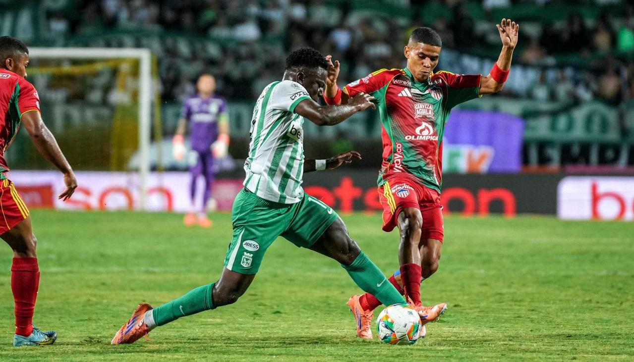 José Enamorado disputa la pelota con Marino Hinestroza. 