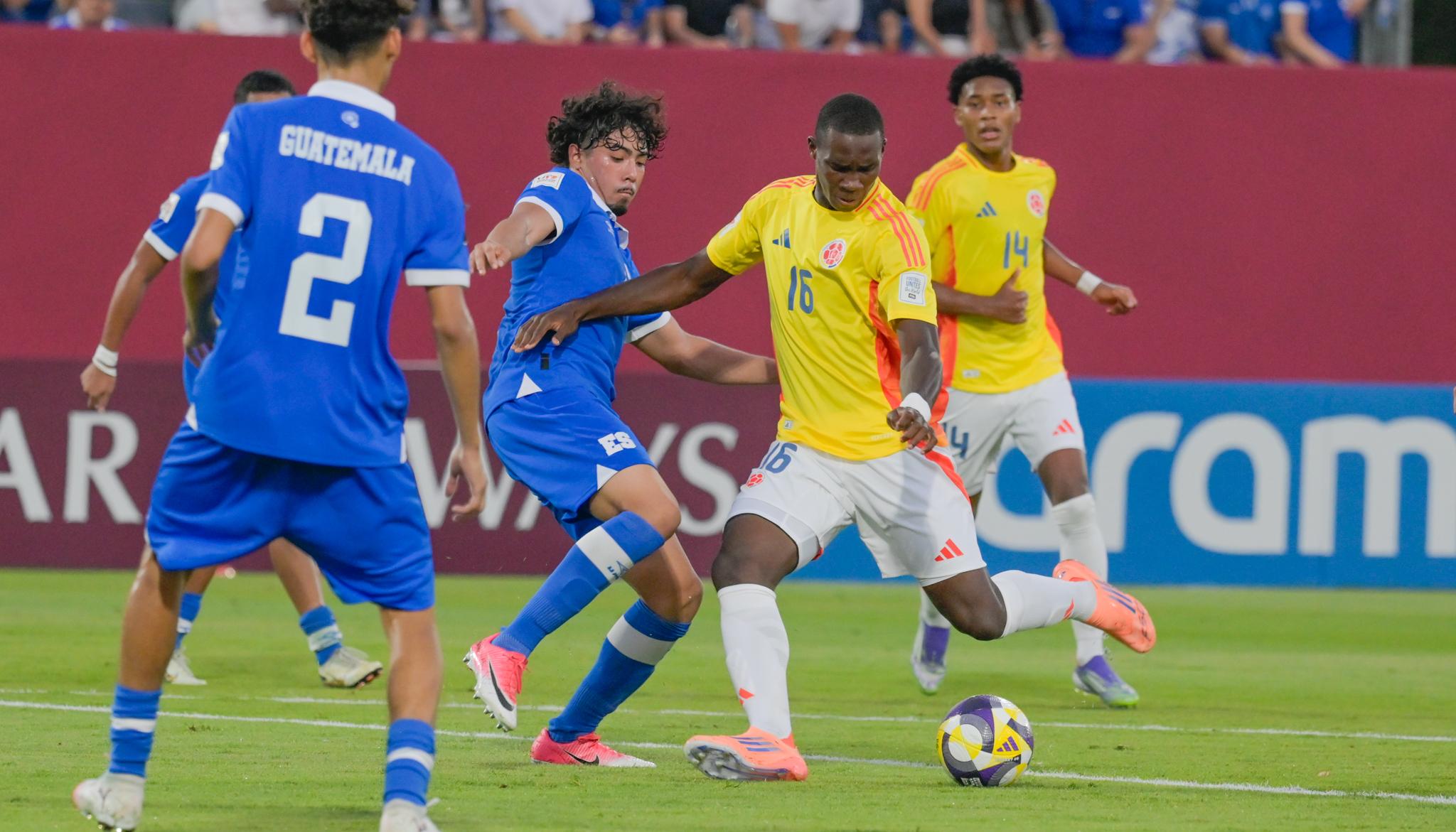 El colombiano Kevin Angulo durante el juego contra El Salvador. 