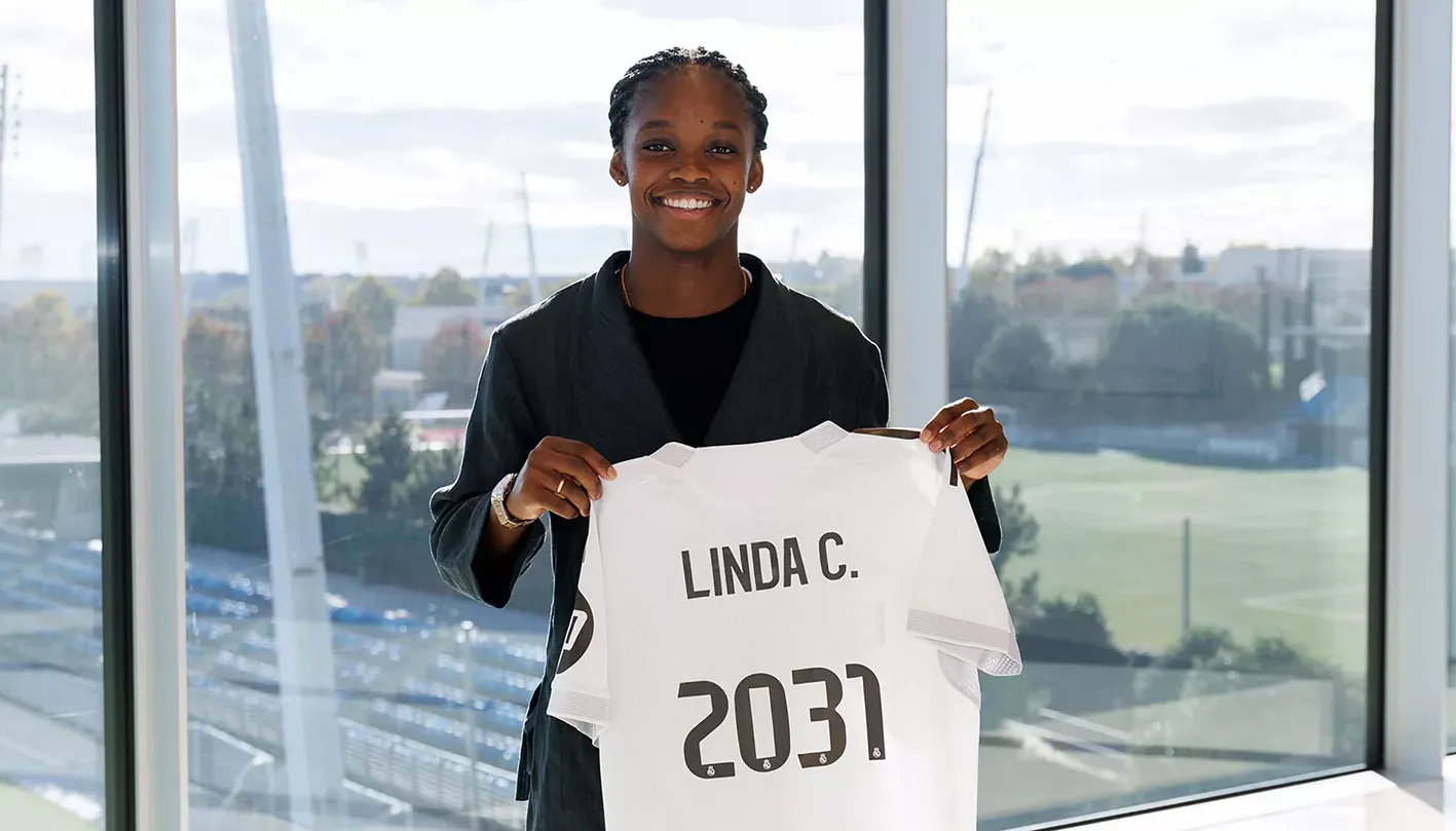 Linda Caicedo con la camiseta que oficializa su renovación con Real Madrid.
