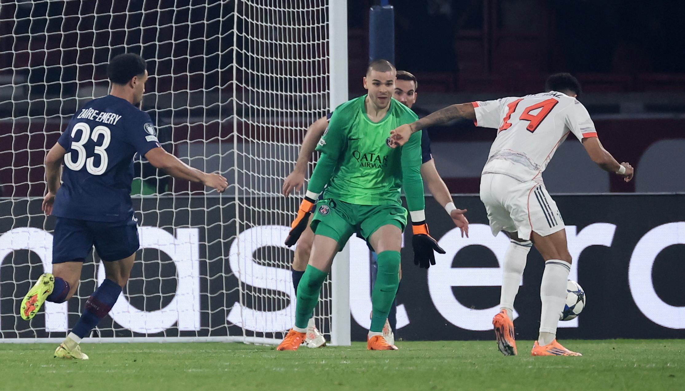 Luis Díaz en la jugada en la que marcó el primer gol del Bayern ante el PSG. 