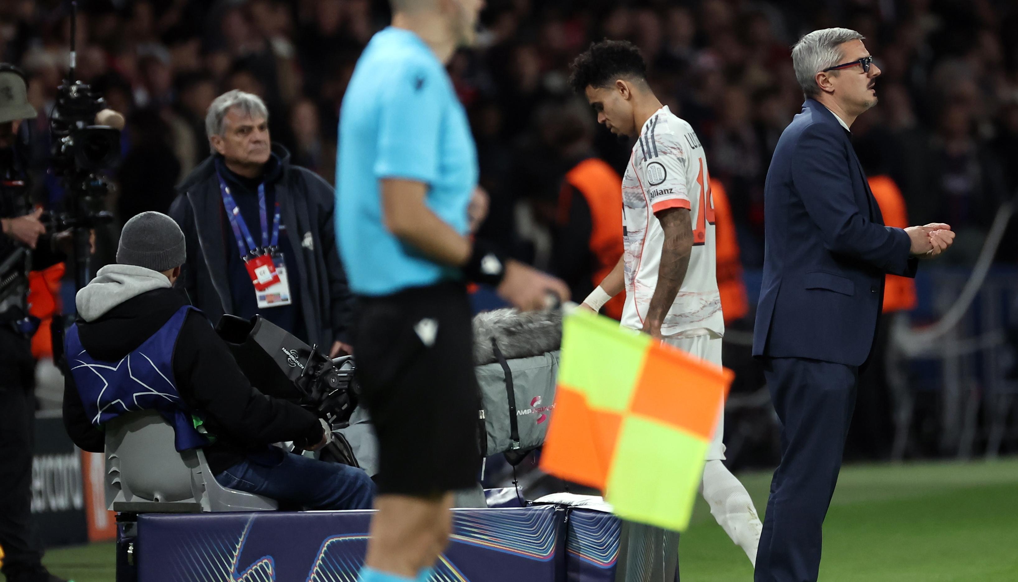 Luis Díaz camino a las duchas tras su expulsión ante el PSG.