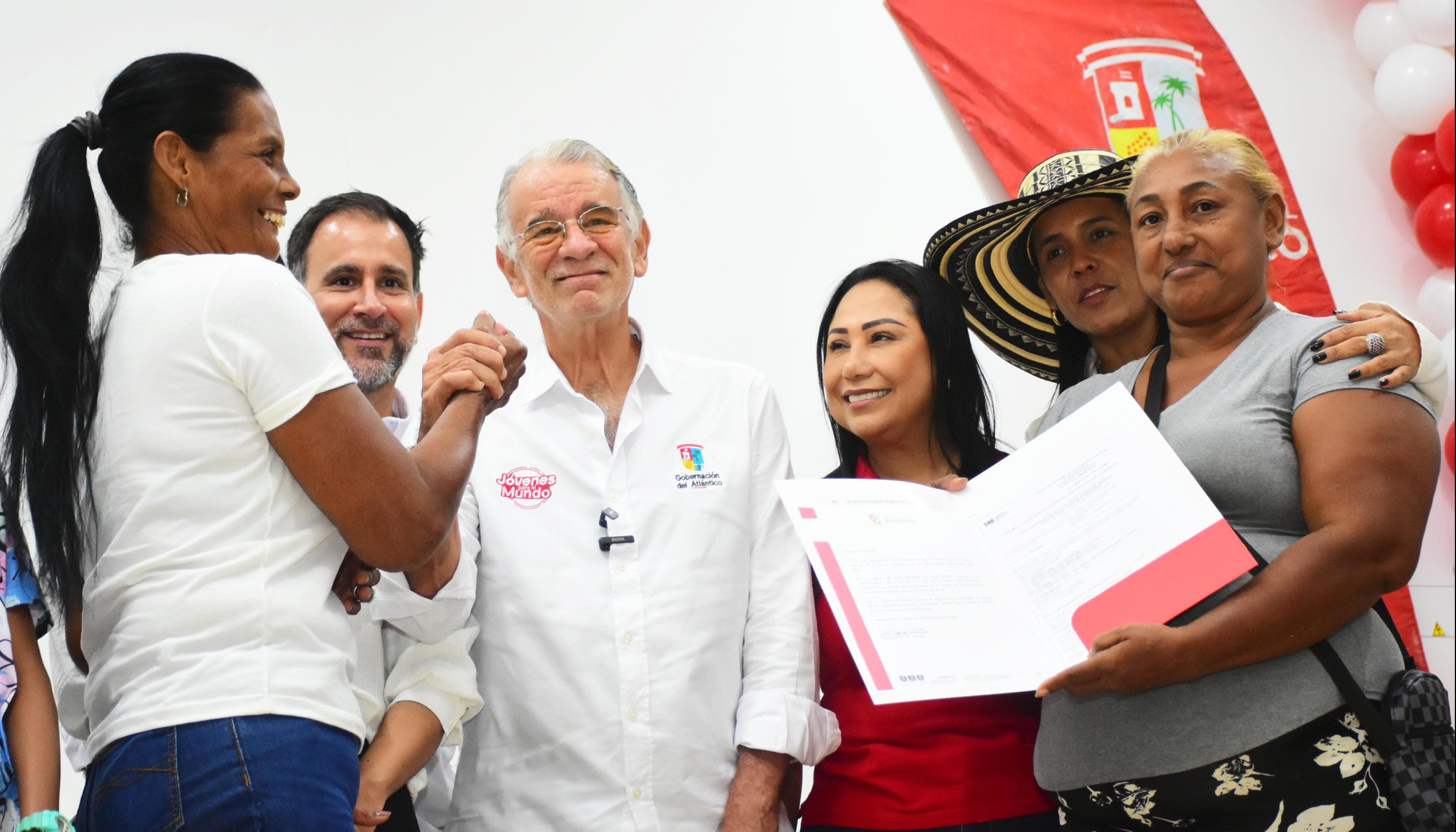 Gobernador Verano en la entrega de los títulos de propiedad a las familias. 