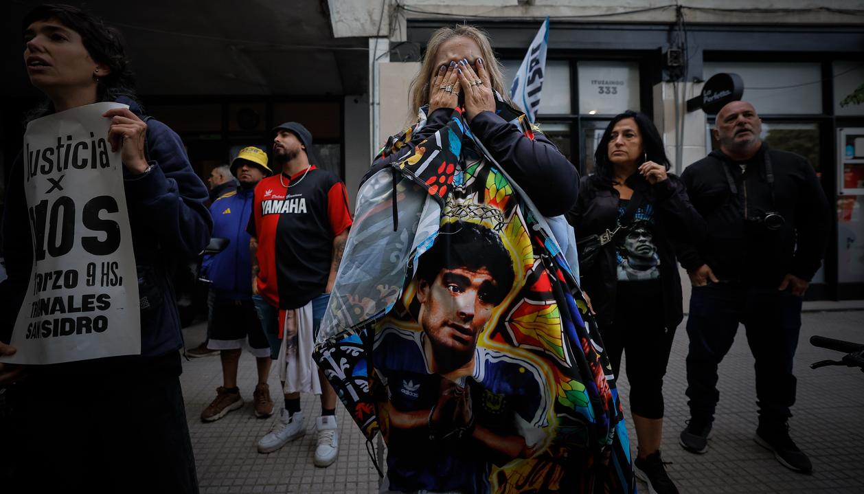 Una seguidora de Maradona en las afueras del tribunal donde se llevó a cabo el primer juicio. 