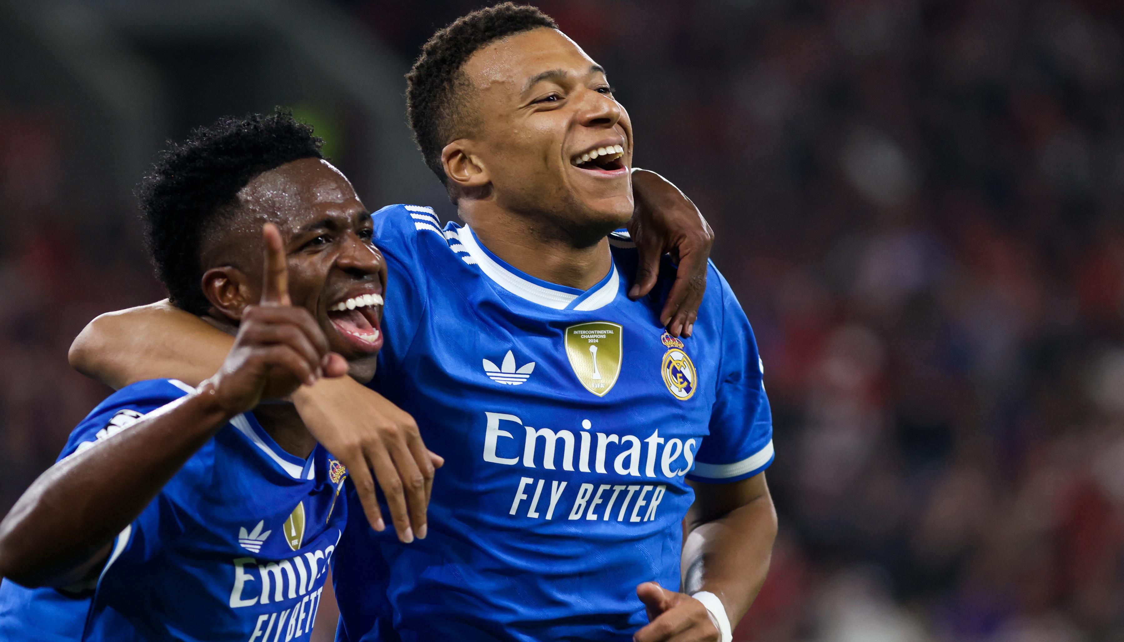Vinicius y Mbappé festejando uno de los cuatro goles del francés. 