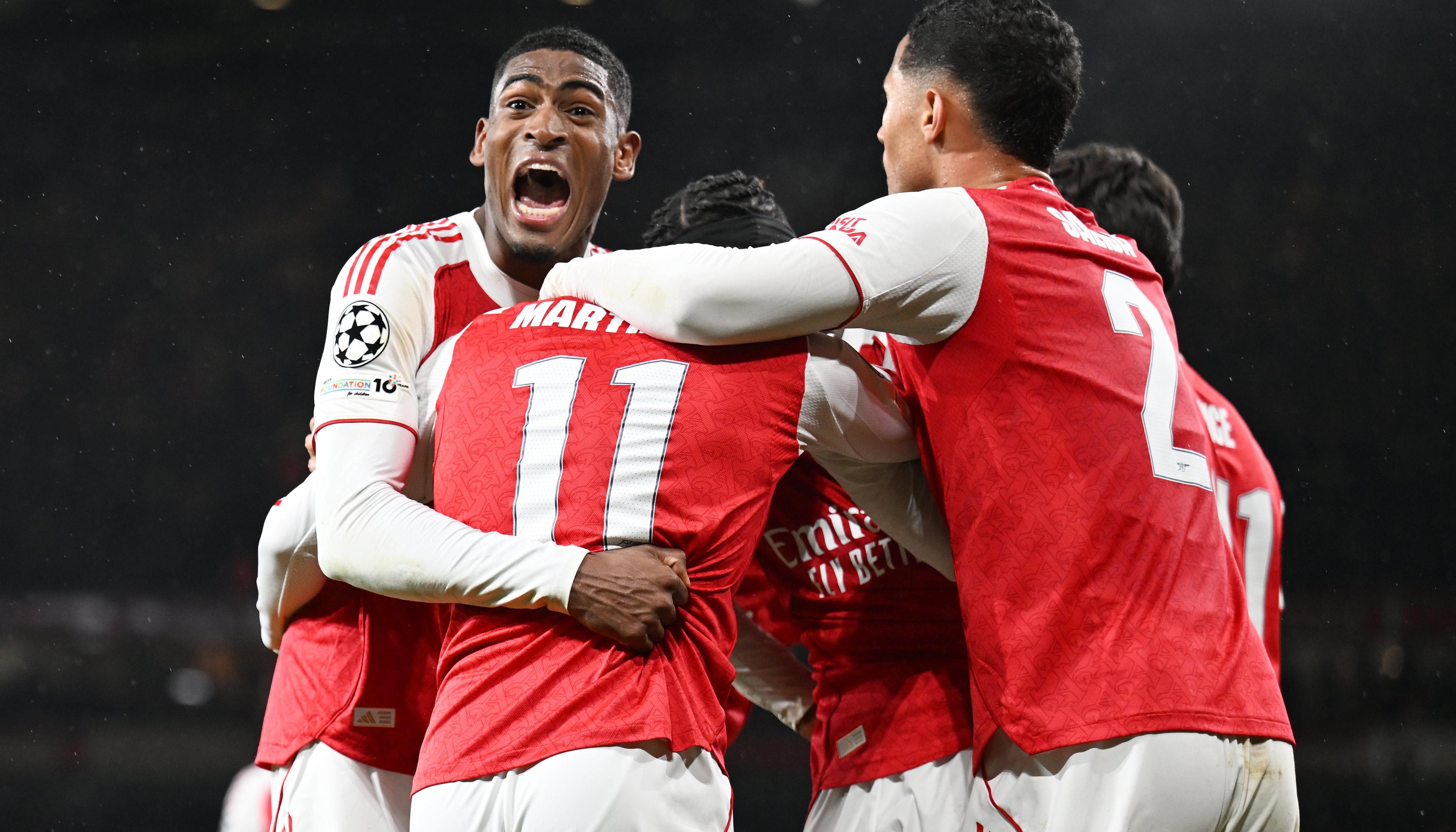 Christian Mosquera celebra un gol del Arsenal ante el Bayern Múnich.
