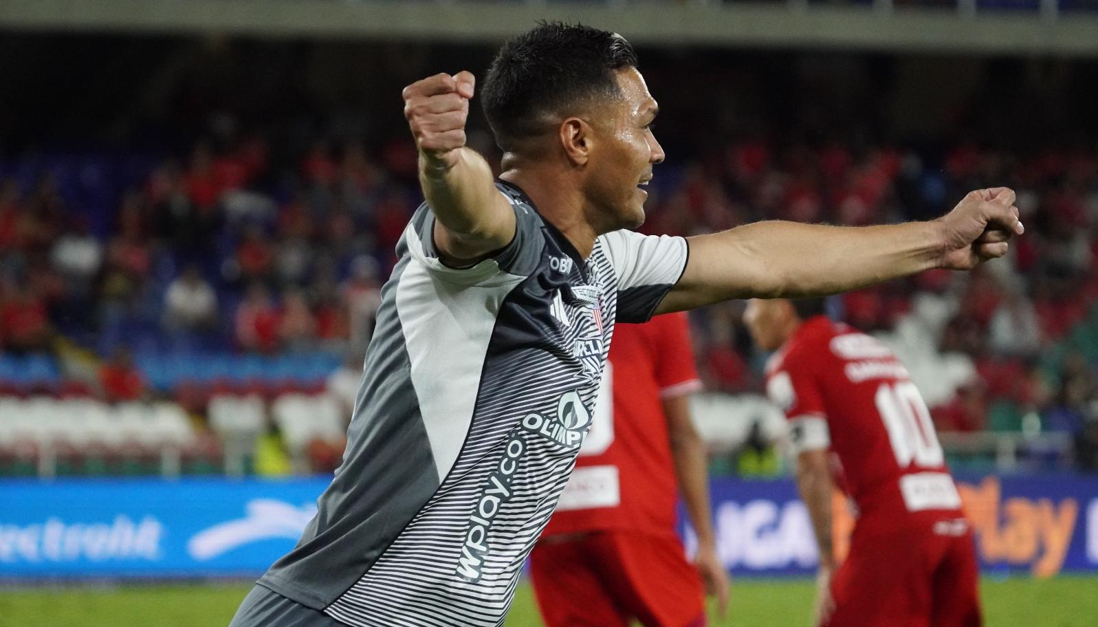 Teófilo Gutiérrez festeja el autogol de Jean Pestaña, que le dio el empate a Junior ante América.