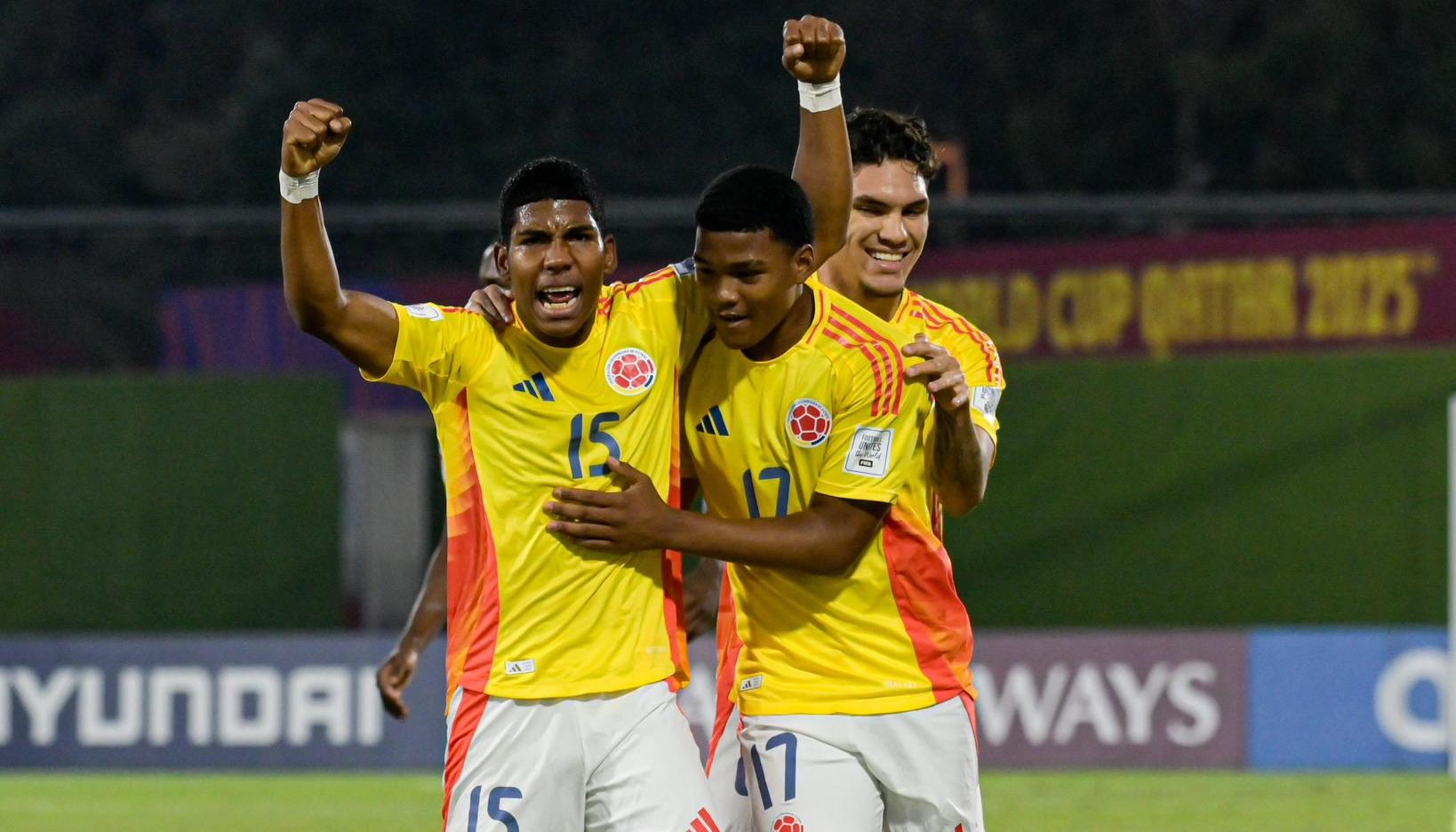 Miguel Solarte (17) festeja su gol con José Escorcia (15) su gol ante Corea del Norte. 