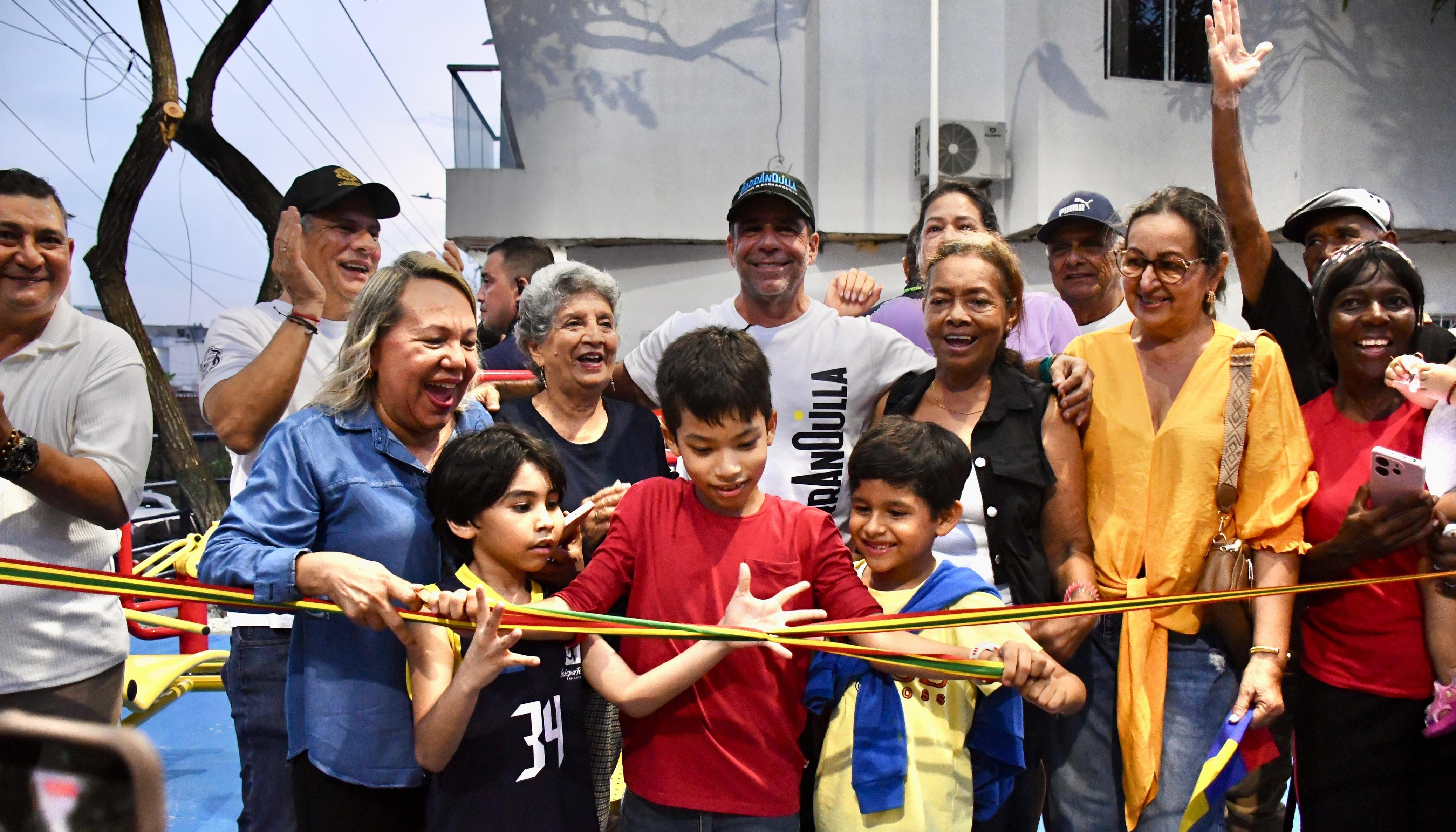 El Alcalde Char junto a los habitantes de El Rubí en la entrega del parque.