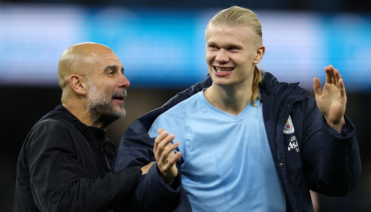 Pep Guardiola con el atacante noruego Erling Haaland.