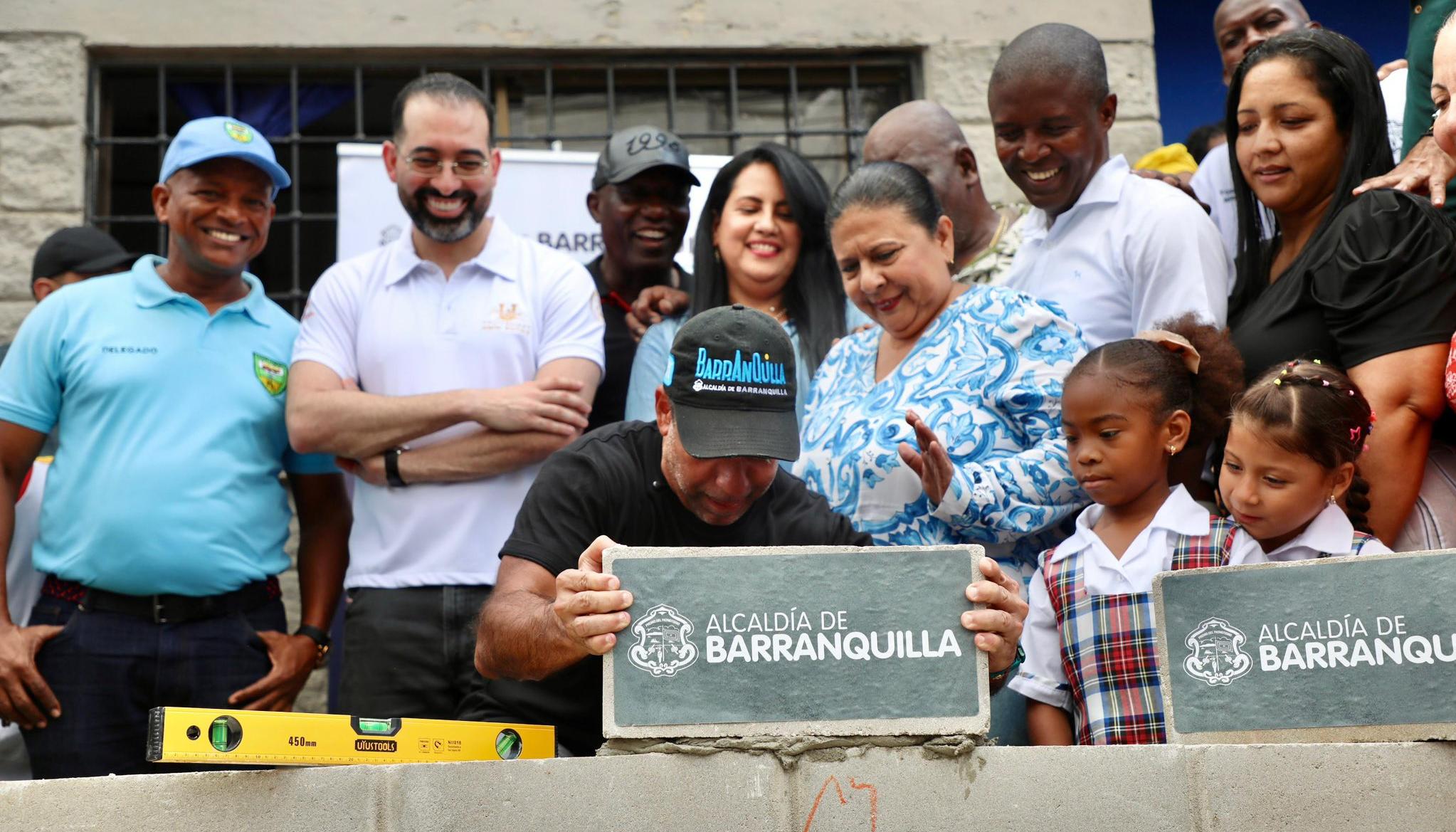 Alcalde Char durante el acto simbólico de la primera piedra en obras de la IED Etnoeducativa Paulino Salgado ‘Batata.