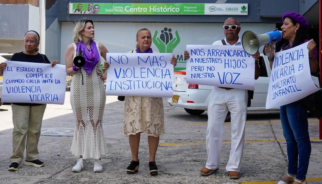 Plantón frente al Instituto Colombiano de Bienestar Familiar (ICBF).