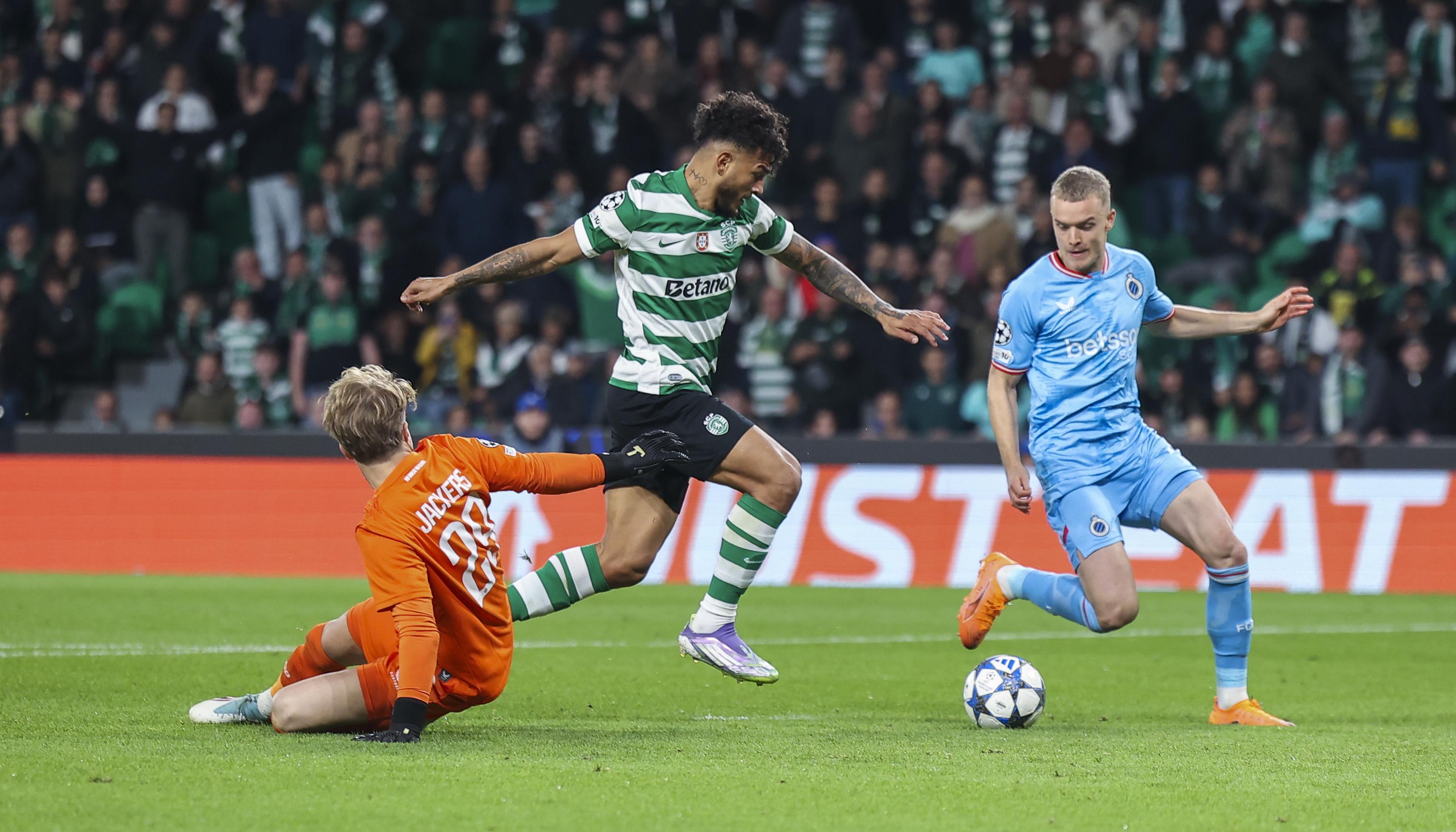 Luis Suárez elude al portero Nordin Jackers durante el partido contra el Brujas.