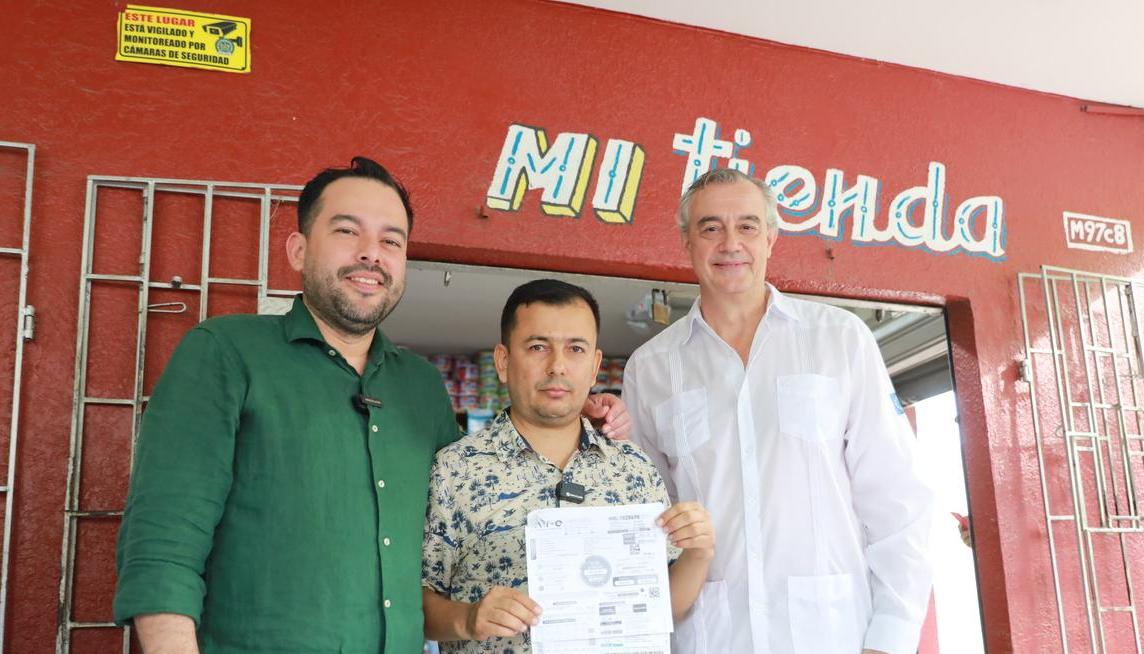 Ministro Edwin Palma; José Alexander Camacho, tendero, y Félix Fernández-Shaw, diplomático español.