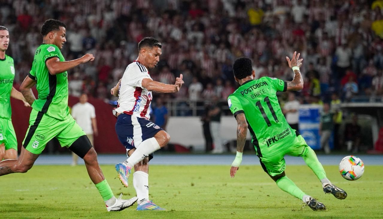 El gol de antología que pudo marcar Teo Gutiérrez sobre el final del partido y que evitó Billy Arce. 