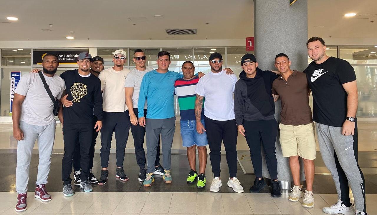 Grupo de peloteros y cuerpo técnico extranjero de Vaqueros de Montería. 