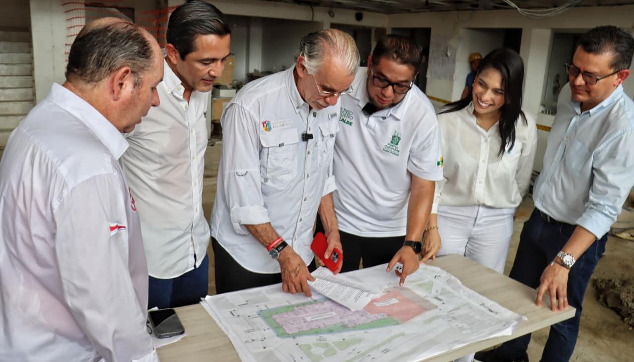 Gobernador Verano mientras revisa los planos de la obra. 