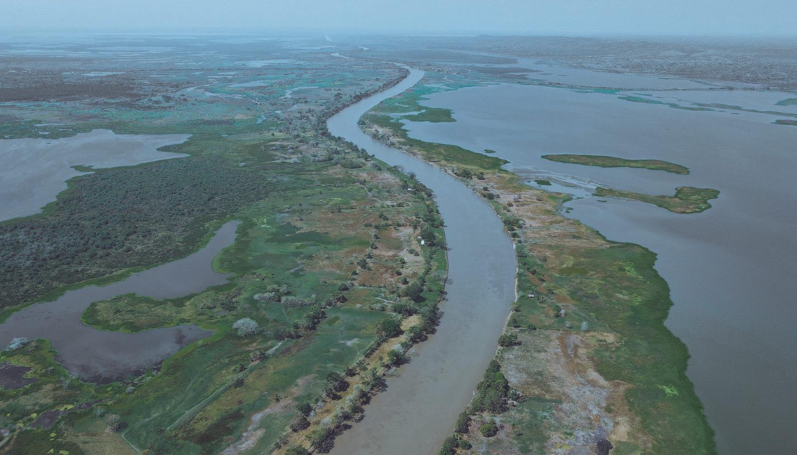 Vista aérea del Canal del Dique. 
