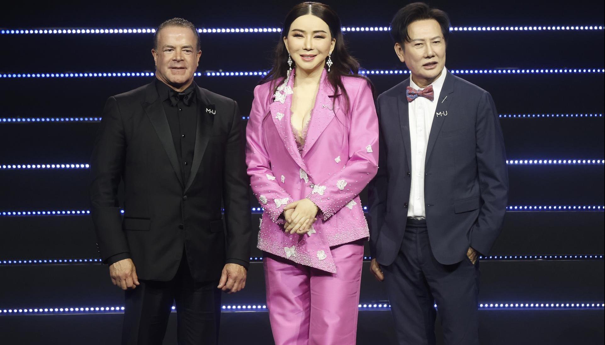 El presidente de Miss Universo, Raúl Rocha; la directora ejecutiva, Anne Jakrajutatip, y el director de la franquicia en Tailandia, Nawat Itsaragrisil. 