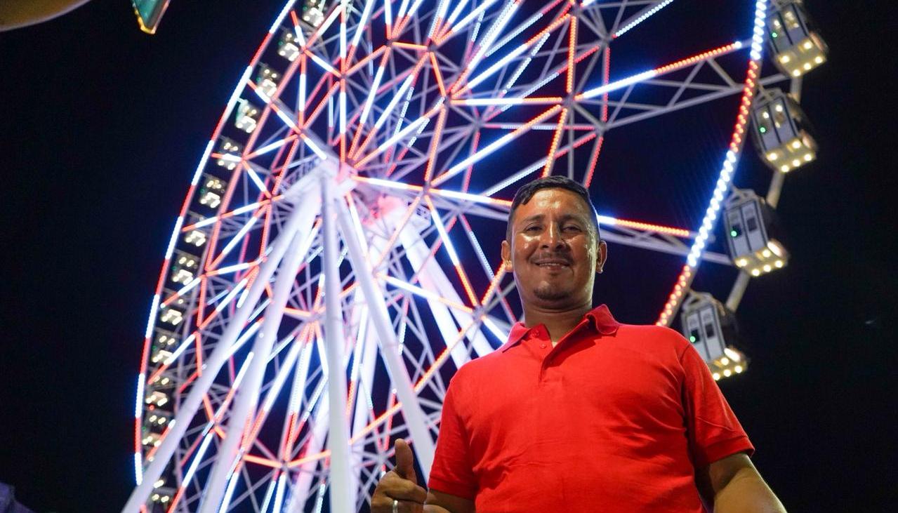 Erik Lechuga, obrero y de los primeros en subirse. 