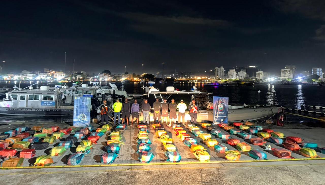 Incautación de 2.6 toneladas de clorhidrato cocaína.